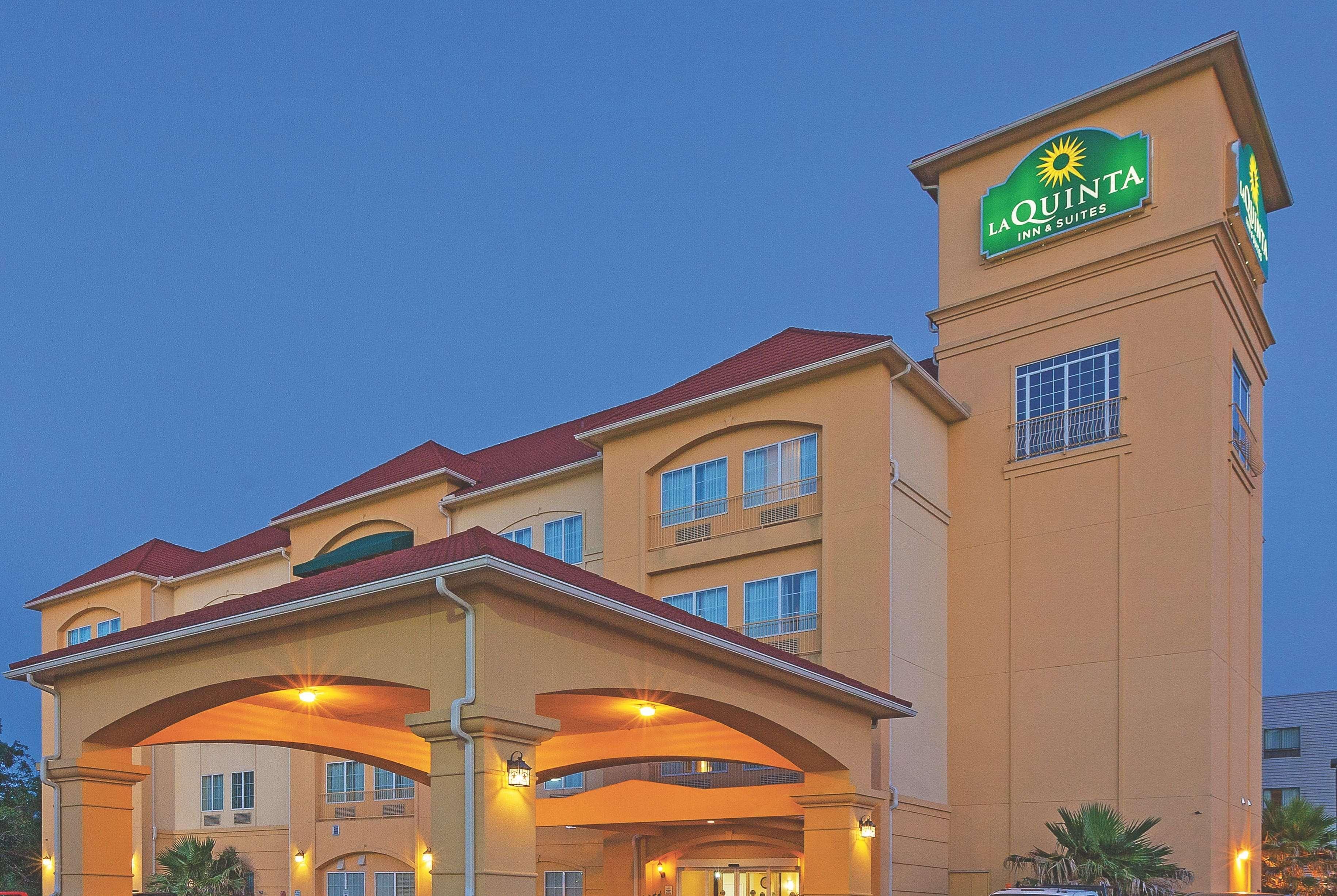 La Quinta By Wyndham Columbus Tx Hotel Exterior photo